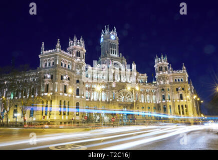 Central Post Office (Palacio de Kommunikation) bei Nacht beleuchtet auf der Plaza de la Cibeles (cybeles Platz) bei Nacht beleuchtet Stockfoto