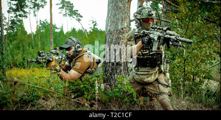 Airsoft Männer mit Gewehren stehen Rücken an Rücken. Soldaten stand auf einem Hügel und auf Abruf Stockfoto