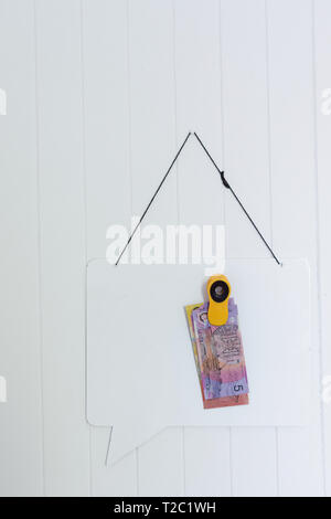 Message Board mit Geld Stockfoto
