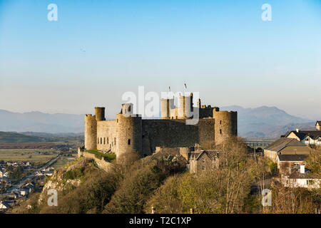 Harlech Castle, Gwynedd, North Wales, UK. Es wurde von König Edward gebaut, in dem ich 1282, und mit Blick auf die kleine Stadt Harlech und der Irischen See Stockfoto