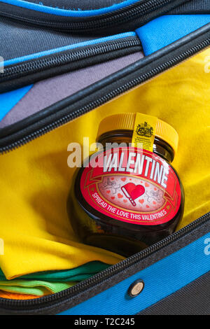 Sonderausgabe jar von Valentine Marmite von Unilever, Verbreitung die Liebe dieser Valentines, im Koffer bereit für den Urlaub gepackt Stockfoto