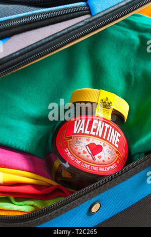 Sonderausgabe jar von Valentine Marmite von Unilever, Verbreitung die Liebe dieser Valentines, im Koffer bereit für den Urlaub gepackt Stockfoto