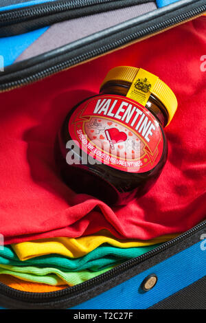 Sonderausgabe jar von Valentine Marmite von Unilever, Verbreitung die Liebe dieser Valentines, im Koffer bereit für den Urlaub gepackt Stockfoto