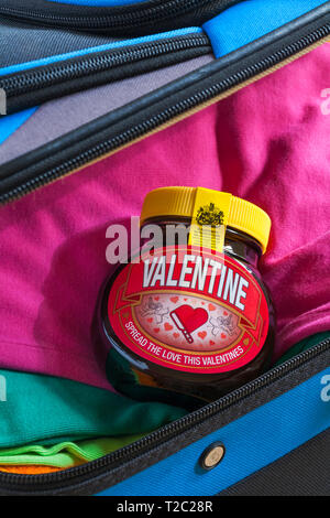 Sonderausgabe jar von Valentine Marmite von Unilever, Verbreitung die Liebe dieser Valentines, im Koffer bereit für den Urlaub gepackt Stockfoto