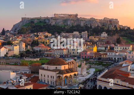 Sonnenuntergang Blick auf Athen und die Akropolis Altstadt bei Sonnenuntergang, Monastiraki Platz, Athen, Griechenland. Stockfoto