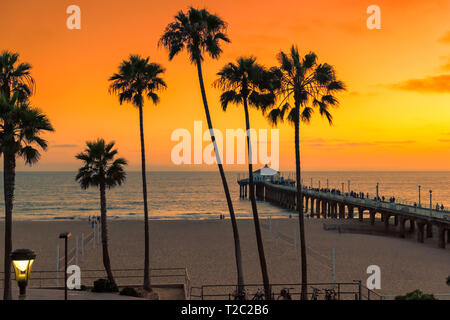 Sonnenuntergang am California Beach, Manhattan Beach, Los Angeles, USA. Stockfoto