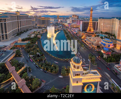 Panoramablick auf den berühmten Las Vegas Strip bei Sonnenuntergang Stockfoto