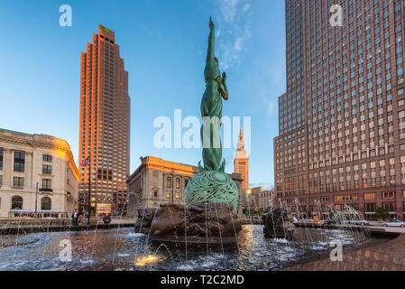 Cleveland Downtown bei Sonnenuntergang und Brunnen des ewigen Lebens Statue Stockfoto