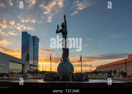 Cleveland Downtown bei Sonnenuntergang und Brunnen des ewigen Lebens Statue Stockfoto