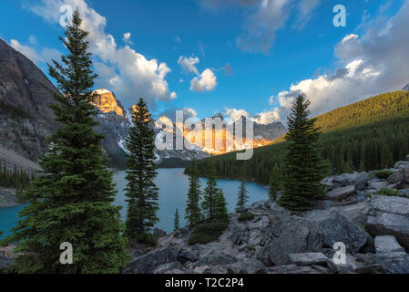 Schönen Sonnenaufgang am Moraine Lake im Banff National Park, Kanada. Stockfoto