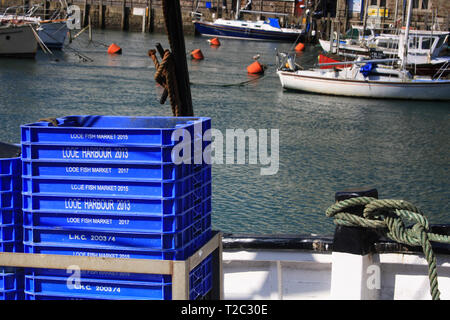 Leer fischen Boxen in einem Fischerboot im Hafen der Dorf Looe, Cornwall, England, Großbritannien Anker. Stockfoto