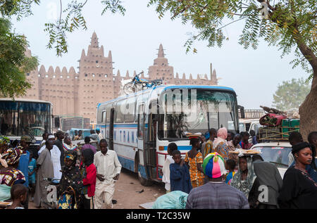 MALI Djenne, Markt vor der Großen Moschee, aus Lehm gebaut ist ein UNESCO-Weltkulturerbe, ueberlandbus nach Bamako Stockfoto