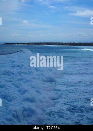 Surfen am Mahana, Ceningan Island, Nusa Penida, Indonesien Stockfoto