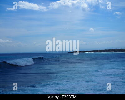 Surfen am Mahana, Ceningan Island, Nusa Penida, Indonesien Stockfoto