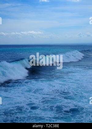 Surfen am Mahana, Ceningan Island, Nusa Penida, Indonesien Stockfoto