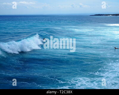 Surfen am Mahana, Ceningan Island, Nusa Penida, Indonesien Stockfoto