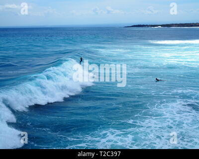 Surfen am Mahana, Ceningan Island, Nusa Penida, Indonesien Stockfoto