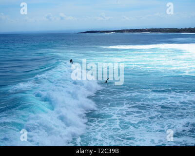 Surfen am Mahana, Ceningan Island, Nusa Penida, Indonesien Stockfoto