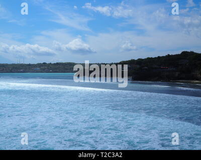 Surfen am Mahana, Ceningan Island, Nusa Penida, Indonesien Stockfoto