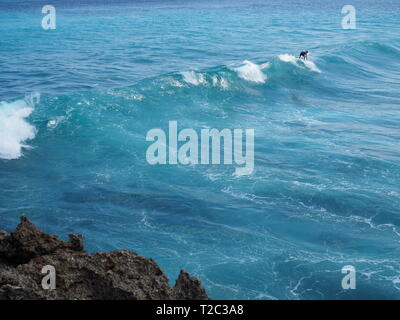 Surfen am Mahana, Ceningan Island, Nusa Penida, Indonesien Stockfoto