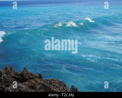 Surfen am Mahana, Ceningan Island, Nusa Penida, Indonesien Stockfoto