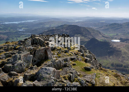 Tarn, blea Lingmoor fiel, Windermere, von Harrison Stickle, Langdale Pikes, Lake District, Cumbria gesehen Stockfoto