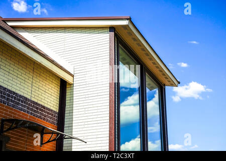 Ferienhaus mit Panoramablick auf das große Fenster. Verglasung der Fassade des Hauses. Getöntes Glas. Stockfoto