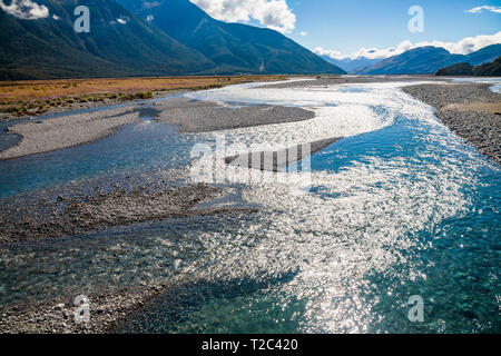 Sonne in Waimakariri oder Courtenay River, flach geflochtene Fluss, fließt von der südlichen Alpen durch die Canterbury Plains in den Pazifik widerspiegelt Stockfoto