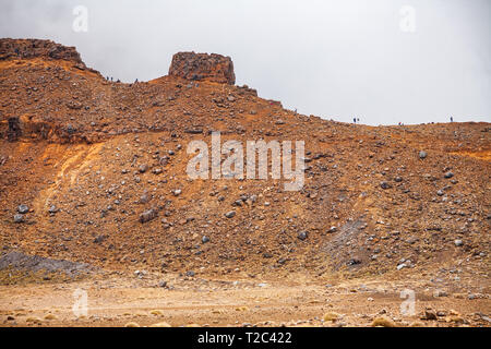 Wanderer am Tongariro Alpine Crossing tramping Track, einer der beliebtesten Wanderungen in Neuseeland. Titel Crossing der Tongariro National Park, der Stockfoto