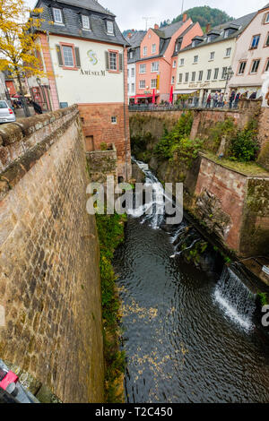 Saar mit Wasserfall in der historischen Altstadt von Saarburg, Deutschland. Stockfoto