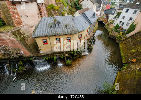 Saar mit Wasserfall und Wassermühlen in der historischen Altstadt von Saarburg, Deutschland. Stockfoto