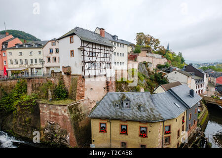 Saar mit Wasserfall und Wassermühlen in der historischen Altstadt von Saarburg, Deutschland. Stockfoto