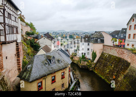 Saar Wassermühlen in der historischen Altstadt von Saarburg, Deutschland. Stockfoto