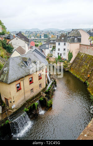 Saar mit Wasserfall und Wassermühlen in der historischen Altstadt von Saarburg, Deutschland. Stockfoto