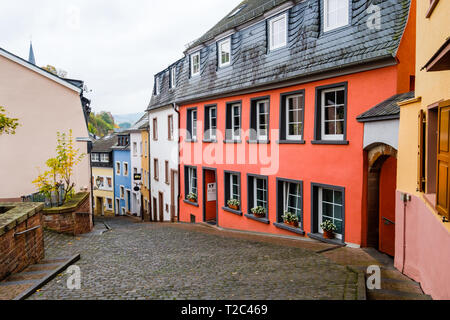 Straße mit Kopfsteinpflaster in der Altstadt von Saarburg, Deutschland. Stockfoto