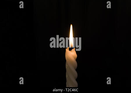 Die Flamme der Kerze, die die hellen roten Licht am Punkt, Verdienst oder betend auf den heiligen Tag/verschiedenen Opferzeremonien leuchtet Stockfoto