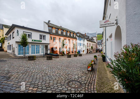 Restaurant Terrassen entlang der Saar in der Innenstadt von Saarburg, Deutschland. Stockfoto