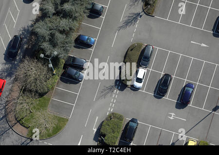 Vertikale Luftaufnahme von Autos auf einem Parkplatz geparkt, Großbritannien Stockfoto