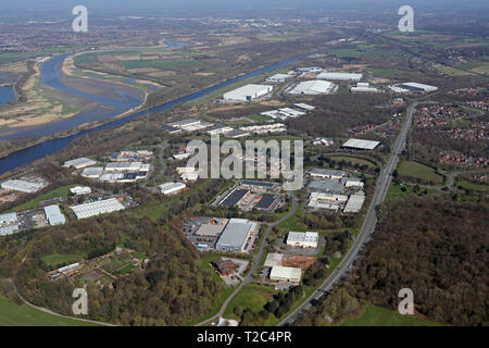 Luftaufnahme der verschiedenen industriellen Einheiten & Fincas im Manor Park östlich von Runcorn, Cheshire Stockfoto