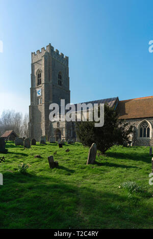 England Kirche UK, Blick über den Kirchplatz in Richtung des 14. Jahrhunderts St Mary's Church in Suffolk Dorf Kersey, England, UK. Stockfoto