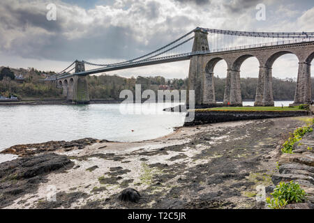 Thomas Telford's Suspension Bridge Menai Bridge, von Anglesey in Richtung Bangor, North Wales, UK Stockfoto