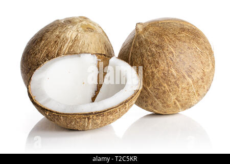 Gruppe von zwei ganze Hälfte der frischen bio Kokos ein Stück ausgeschnitten ist auf weißem Hintergrund Stockfoto