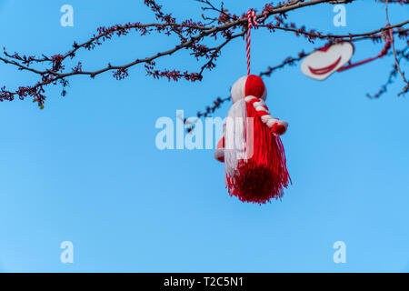 Big Marteniza gefesselt an einen Baum als Tradition in der bulgarischen Kultur. Stockfoto