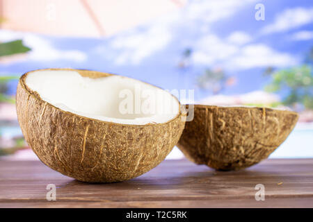 Gruppe von zwei Hälften von frischen bio Kokosnuss auf Berufung Stockfoto