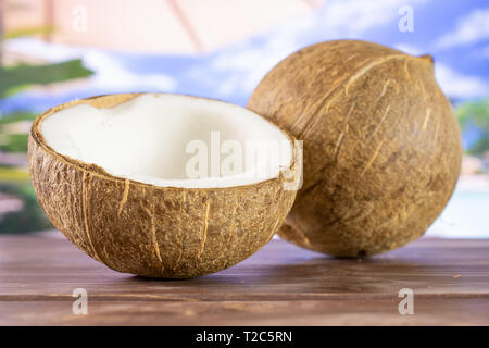 Eine ganze Hälfte von frischen bio Kokosnuss auf Berufung Stockfoto