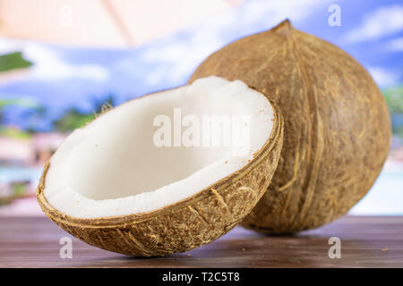 Eine ganze Hälfte von frischen bio Kokosnuss auf Berufung Stockfoto