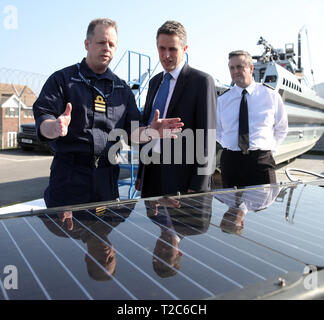 Verteidigungsminister Gavin Williamson (Mitte) bei einem Besuch der Portsdown Technology Park in Portsmouth. Stockfoto