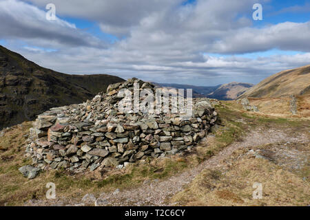 Gipfel Cairn auf der St-Raven Rand, in der Nähe der Kirkstone Pass, Lake District, Cumbria Stockfoto