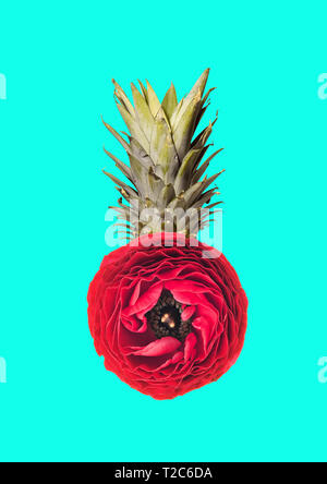 Eine alternative Ananas. Herzen von exotischer Natur. Saftige Frucht gebildet blühende rote Blume auf blauem Hintergrund. Negative Platz Ihr Text einfügen oder i Stockfoto