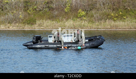 Royal Navy Personal beweisen ihre Unterwasser Remus drone bei einem Besuch der Portsdown Technology Park in Portsmouth. Stockfoto